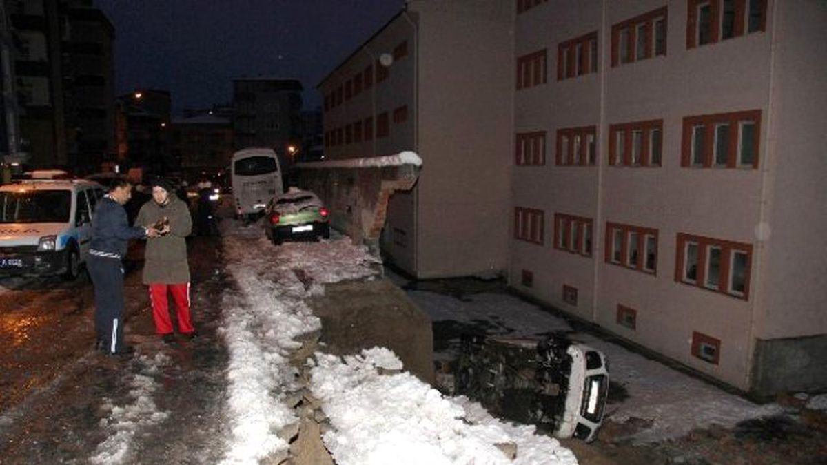 Samsun\'da Okulun Bahçesindeki İstinat Duvarı Çöktü