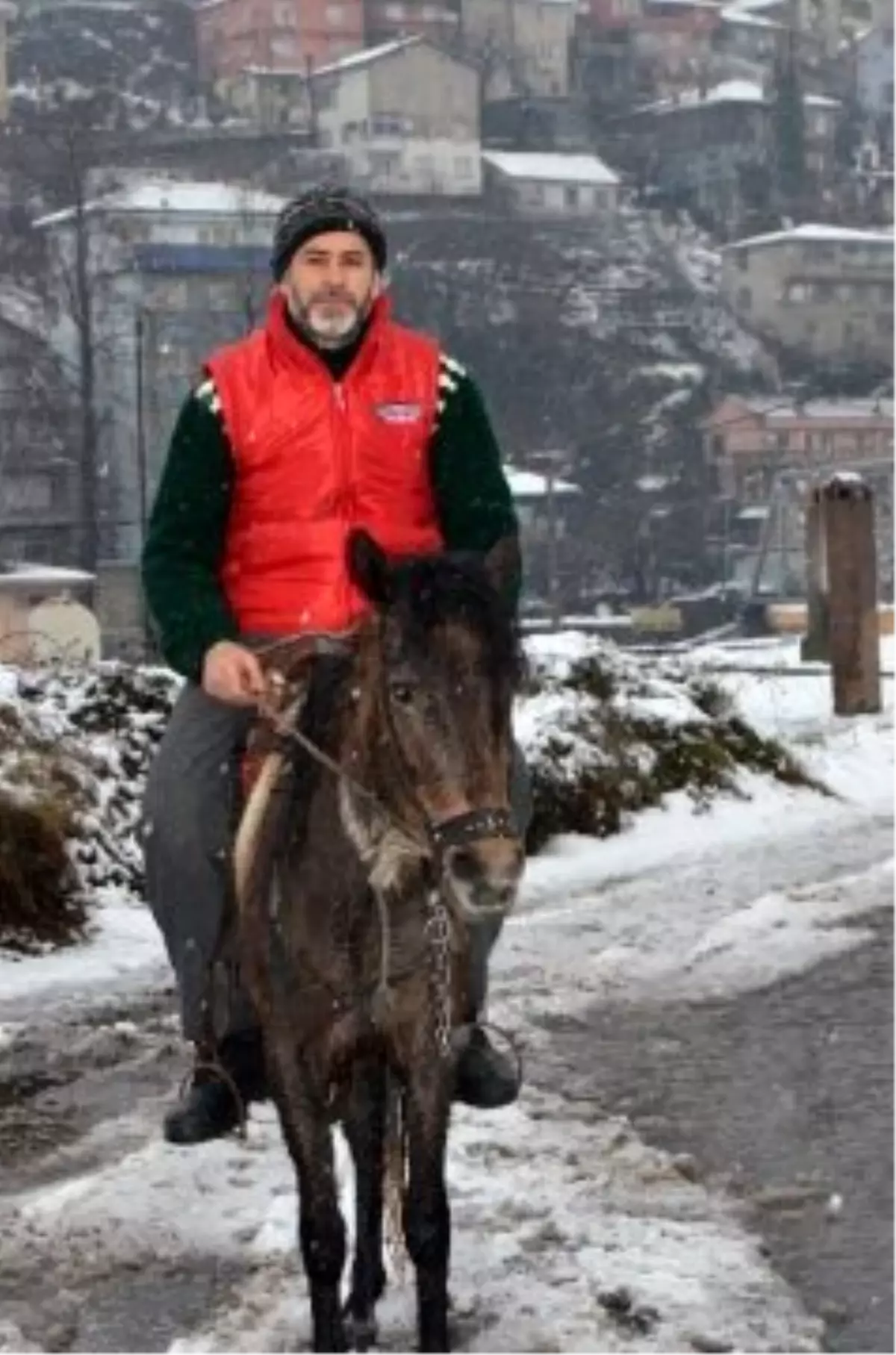 Çalıştığı İş Yerine Atı Rüzgarla Geldi