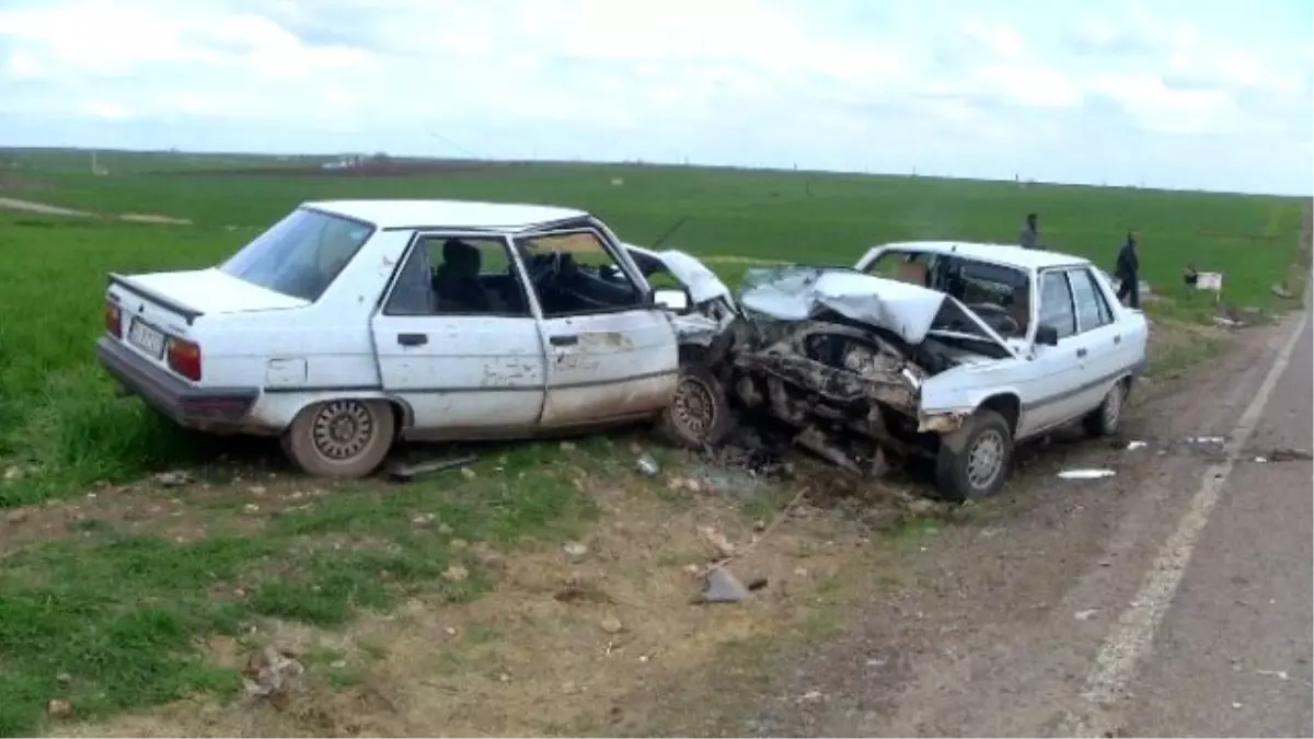 Şanlıurfa\'da İki Otomobil Kafa Kafaya Çarpıştı: 8 Yaralı