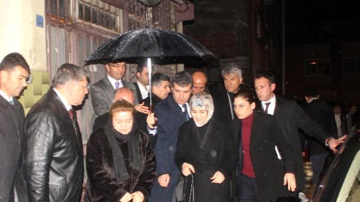 Sare Davutoğlu Özgecan\'ın Ailesini Ziyaret Etti
