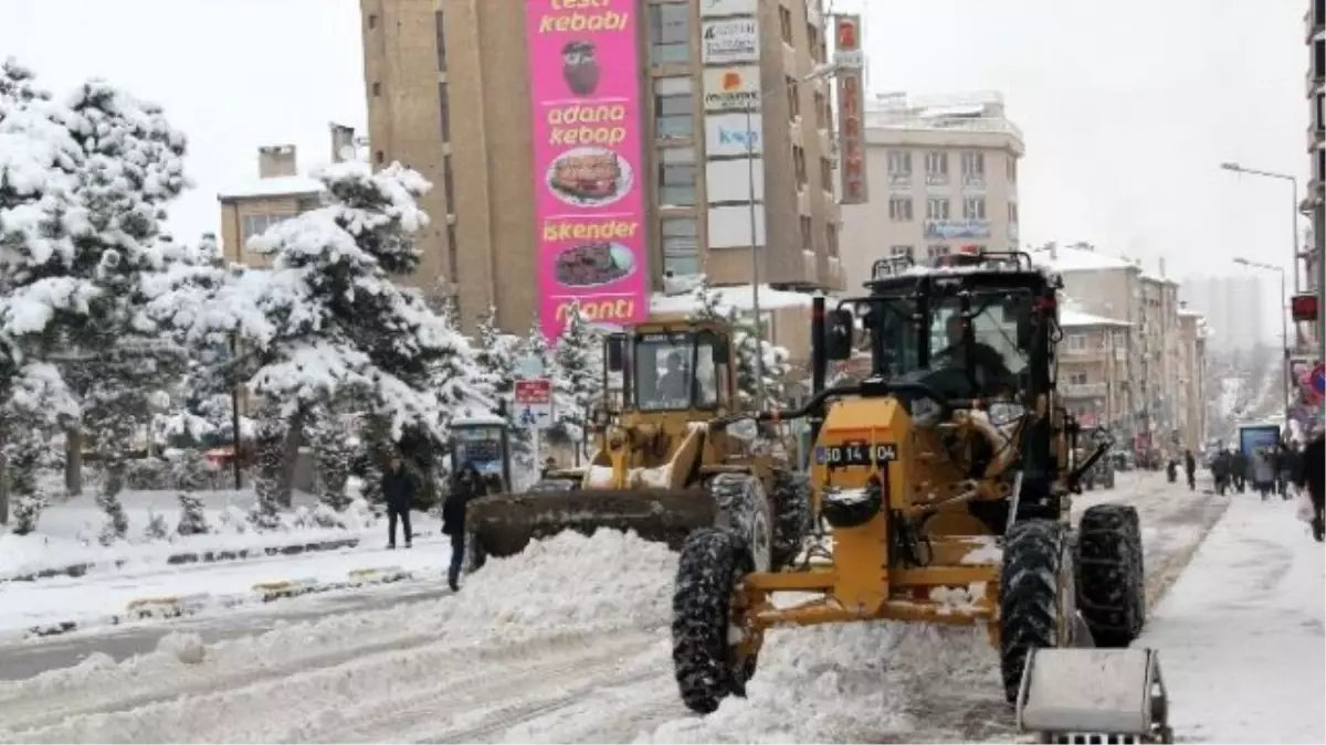 Şehir Merkezindeki Karlar Kamyonlarla Taşınıyor