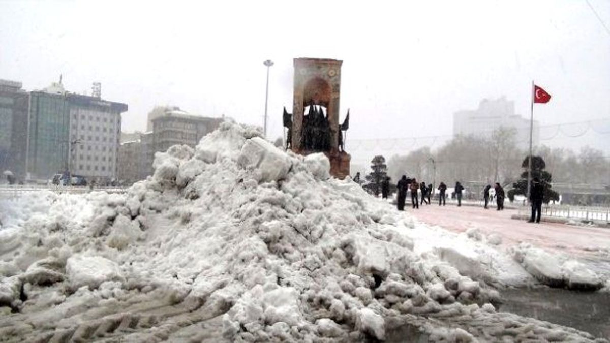 Taksim\'de Kar Temizliği