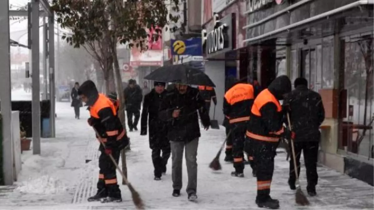 Uşak\'ta Kar Yağışı Hayatı Olumsuz Etkiliyor