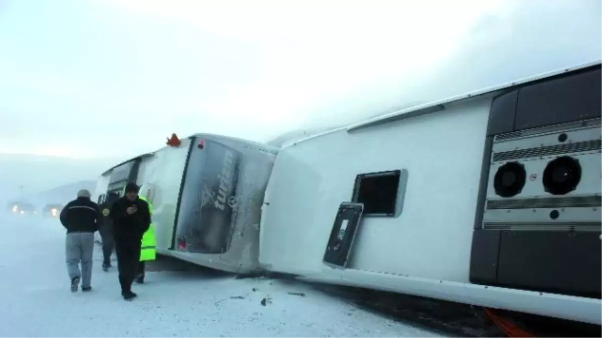 Yolcu Otobüsleri Birbirine Girdi: 35 Yaralı