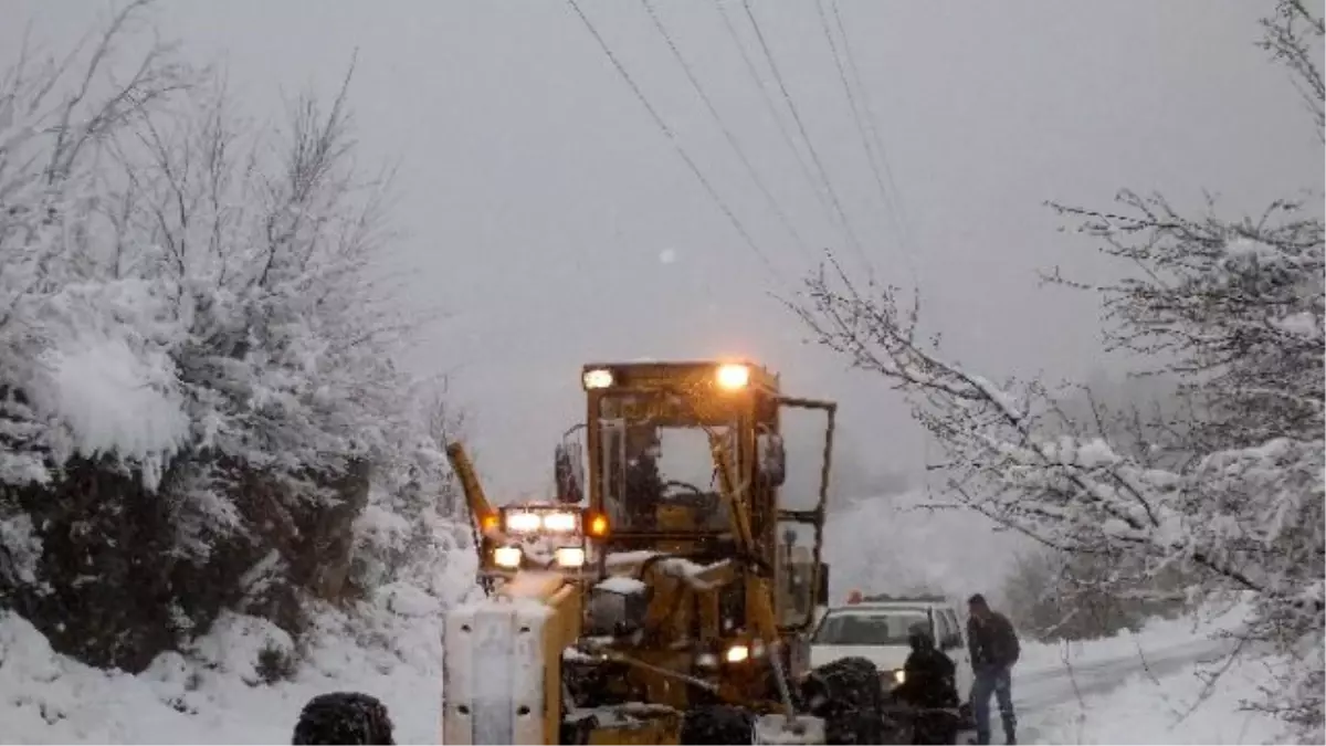Zonguldak\'ta 48 Köy Yolu Kapalı, Ekipler Açmak İçin Çalışıyor