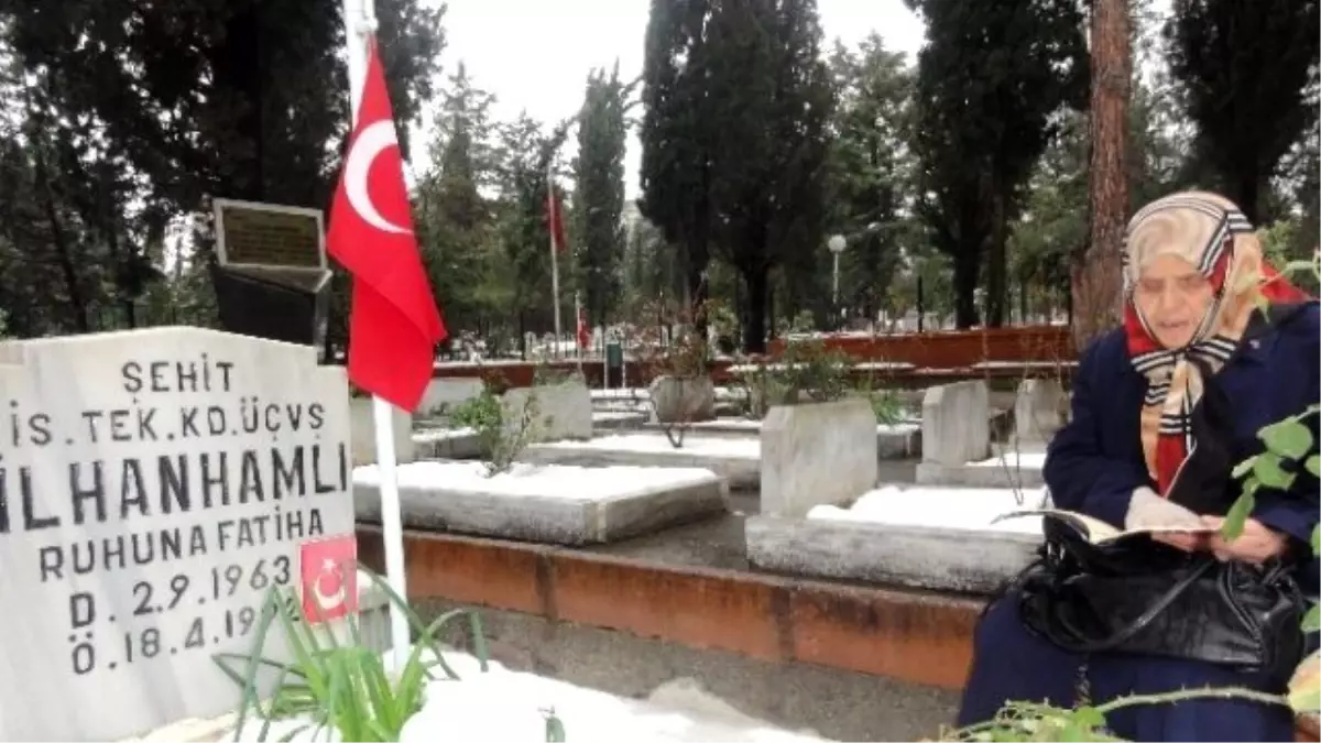 23 Yıldır Her Cuma Şehit Oğlunun Kabrini Ziyaret Ediyor