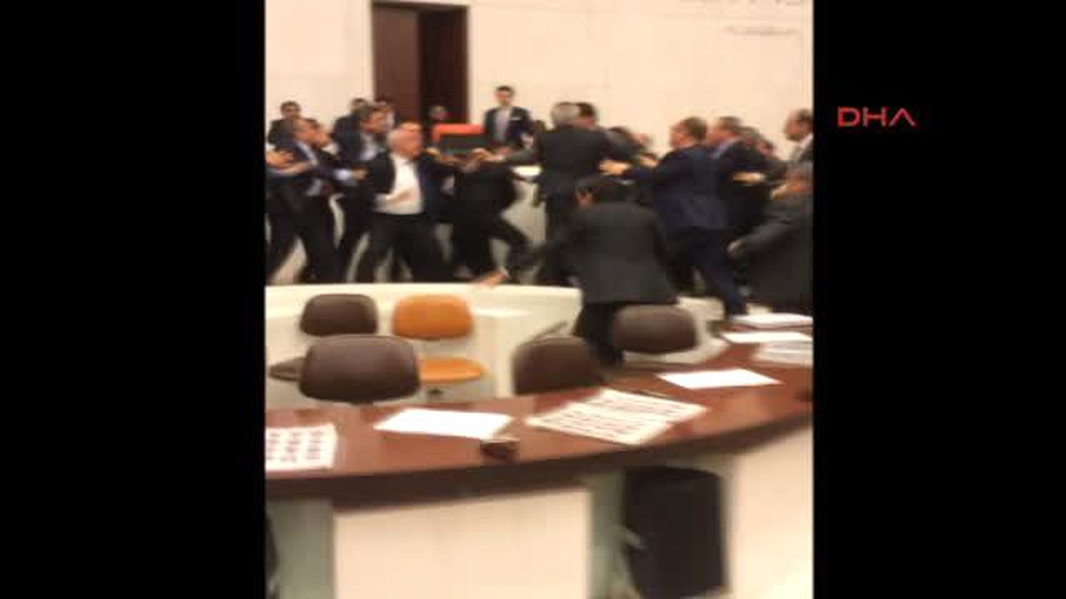CHP Tokat Milletvekili Düzgün\'ün Stenografların Bulunduğu Yere Düşme Anı Kamerada