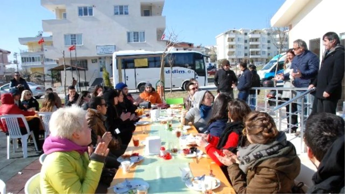 Didim\'e Gelen Avrupalı Gençler Temizlik Yaptı