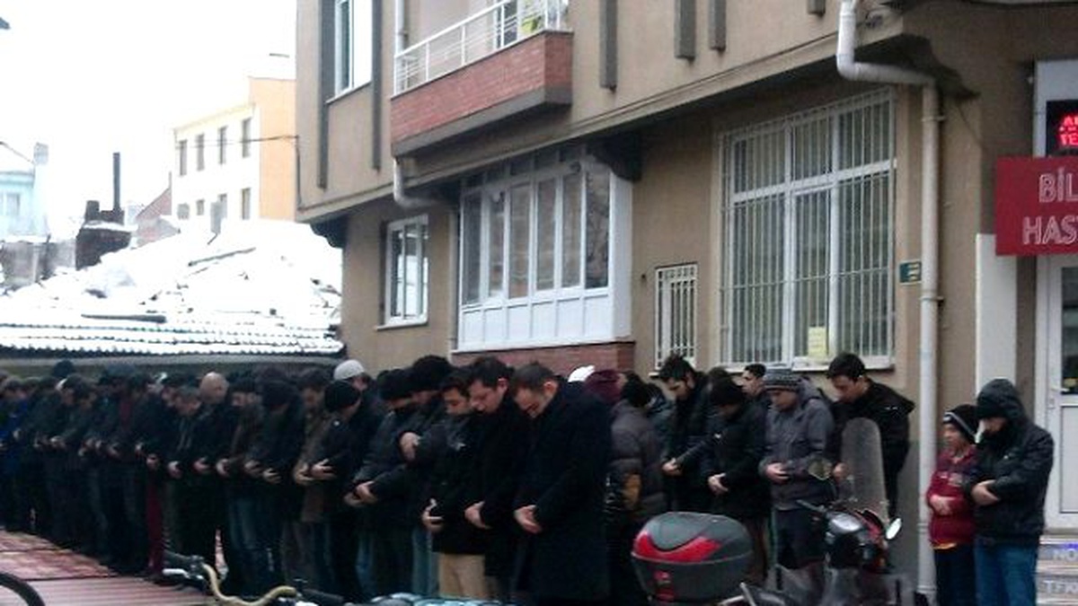 Eskişehir\'de Vatandaşlar Karın Altında Cuma Namazı Kıldı