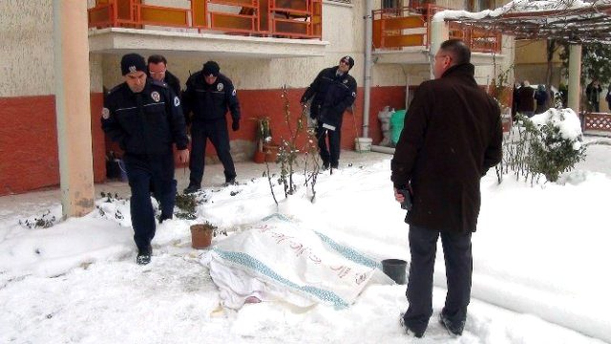 Ereğli\'de Eve Kilitlenen Kadın Pencereden Atlayarak İntihar Etti