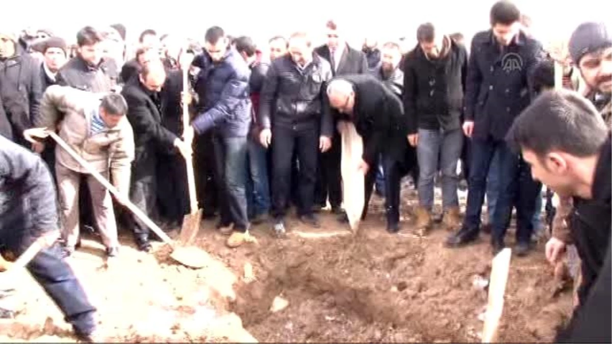 Fidan Yazıcıoğlu\'nun Cenazesi Toprağa Verildi