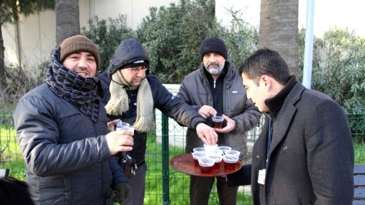 Gaziemir\'de Soğuk Sabahta Sıcak İkram