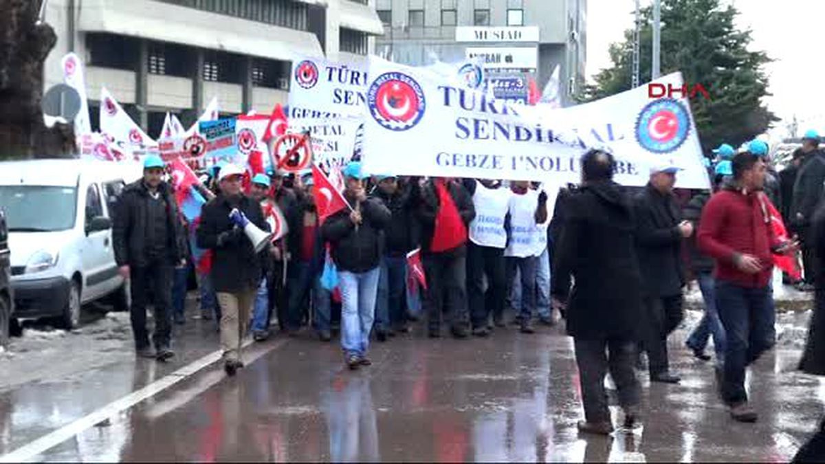 İzmit\'te İşçiler Kıdem Tazminatı İçin Yürüdü