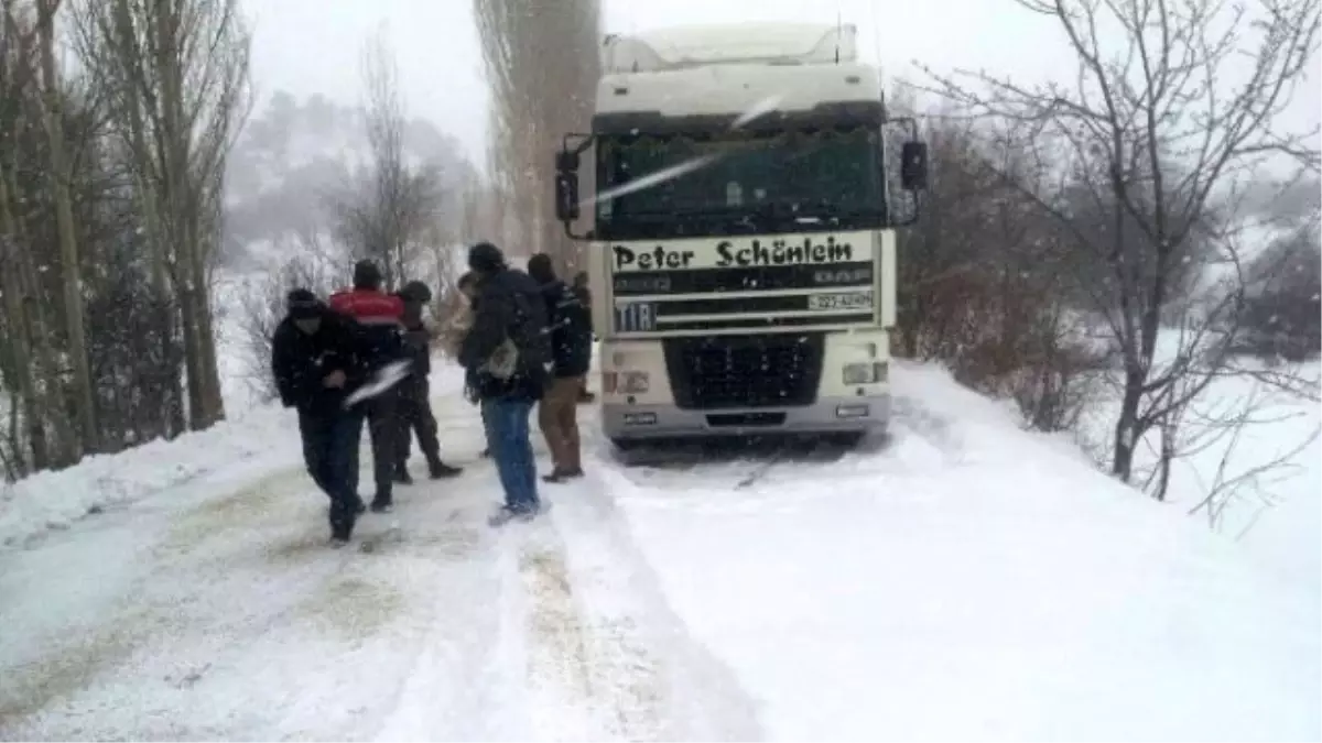 Karda Mahsur Kalan Rus Tır Sürücüsü Kurtarıldı