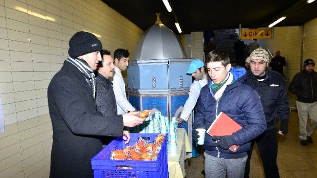 Karda Üşüyenlere Sıcak Çorba İkramı