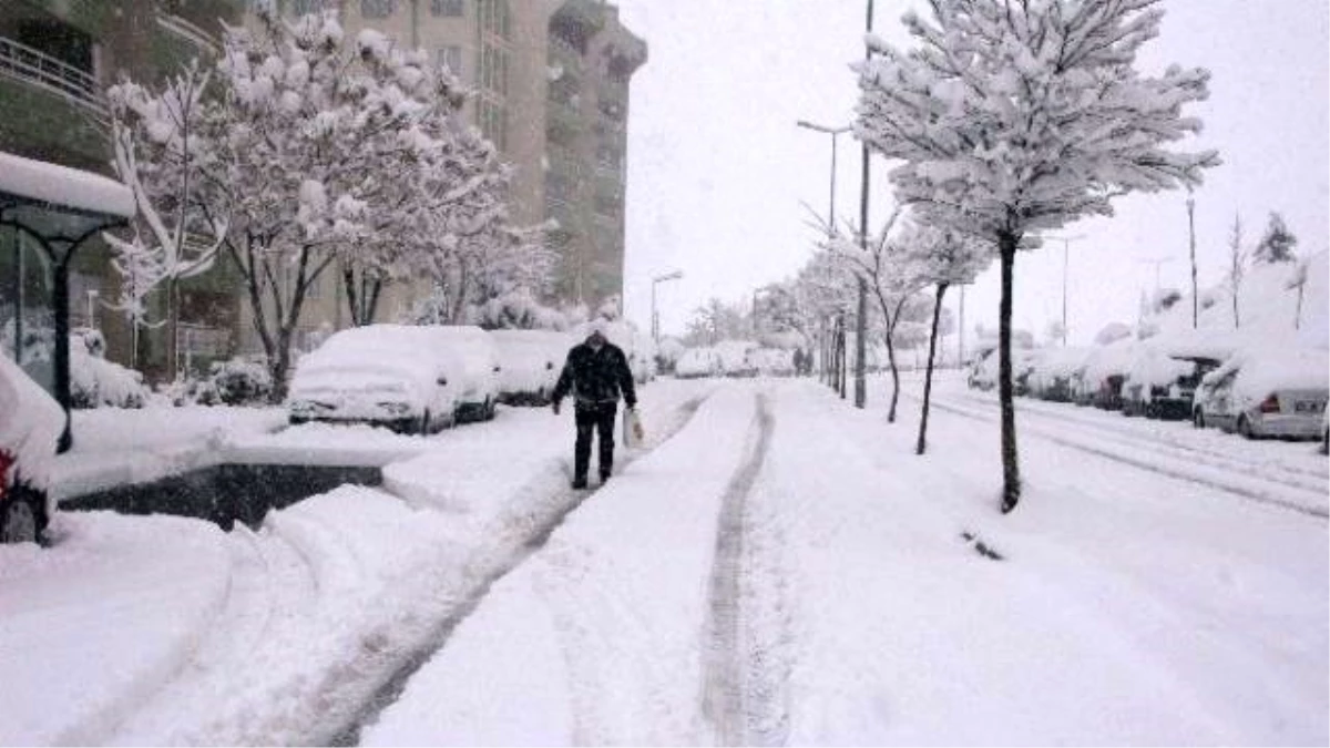 Kilis\'te Yoğun Kar Yağışı Nedeniyle Okullar Tatil Edildi