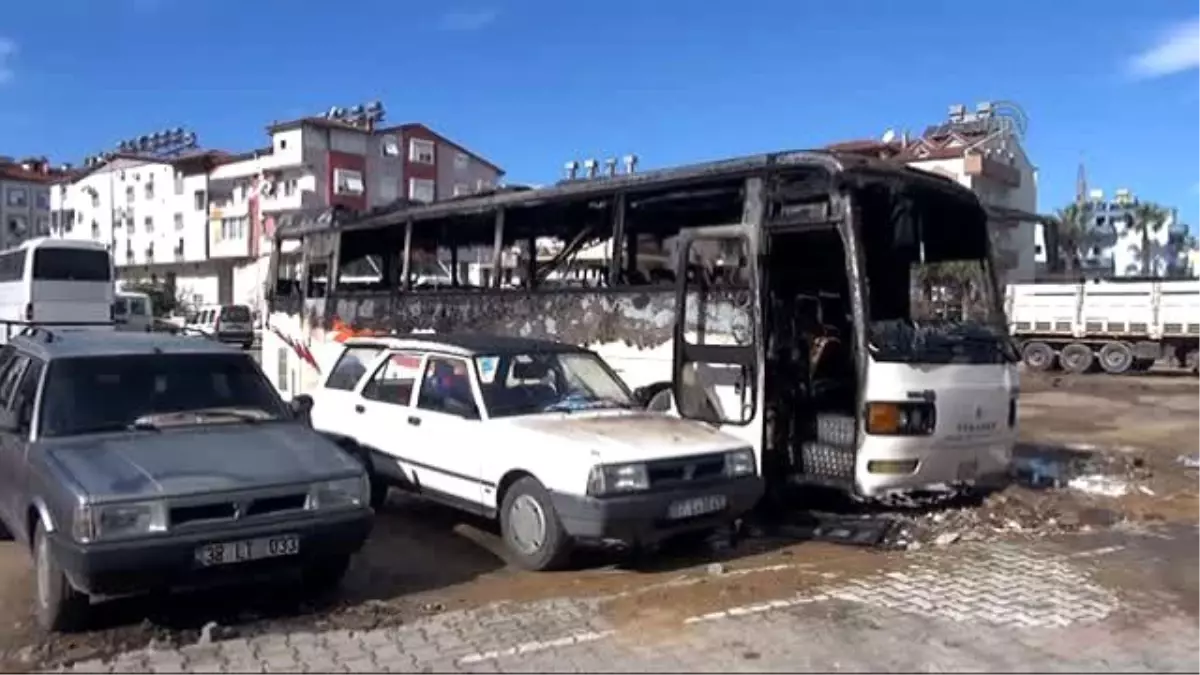 Manavgat\'ta Park Halindeki Otobüs Yandı