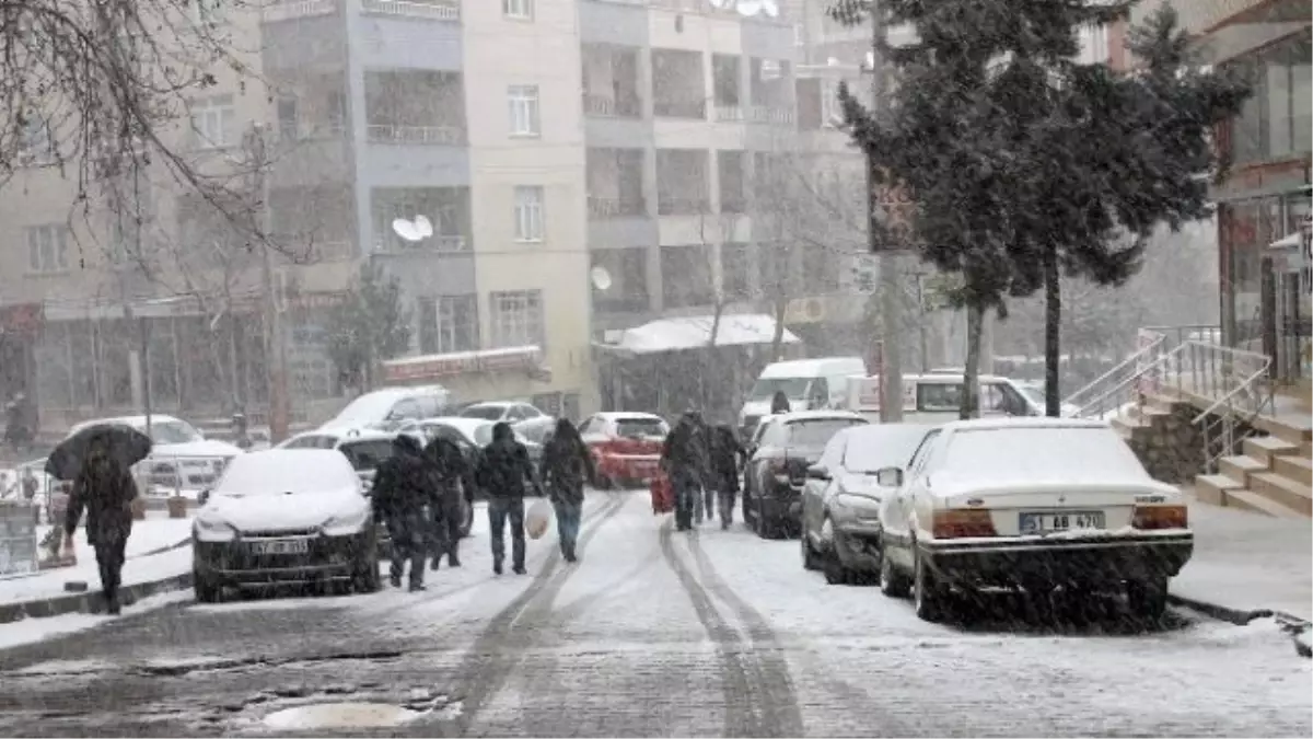 Mardinliler Güne Kar Yağışıyla Uyandı