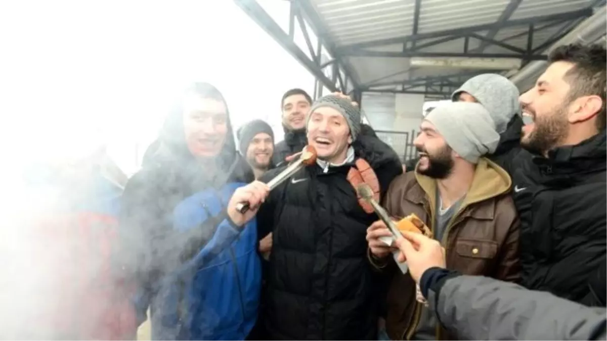 Nilüfer Belediyespor'da Sucuk Ekmek Keyfi