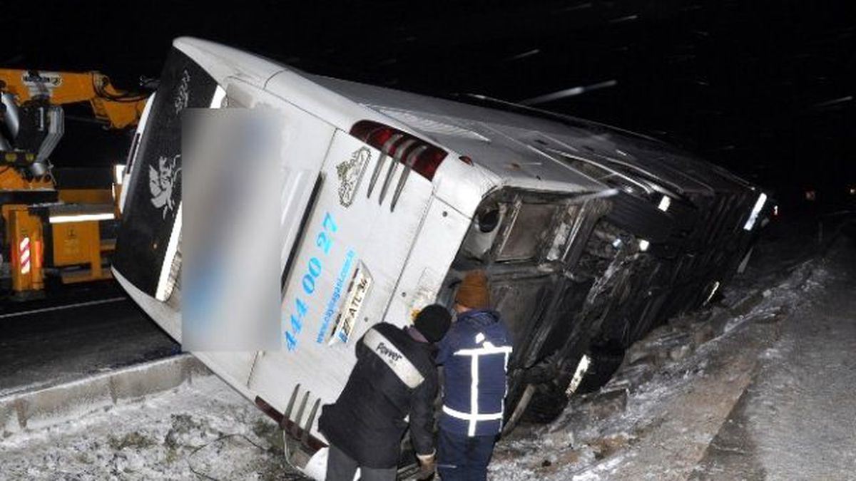 Otobüs Refüje Devrildi: 7 Yaralı!