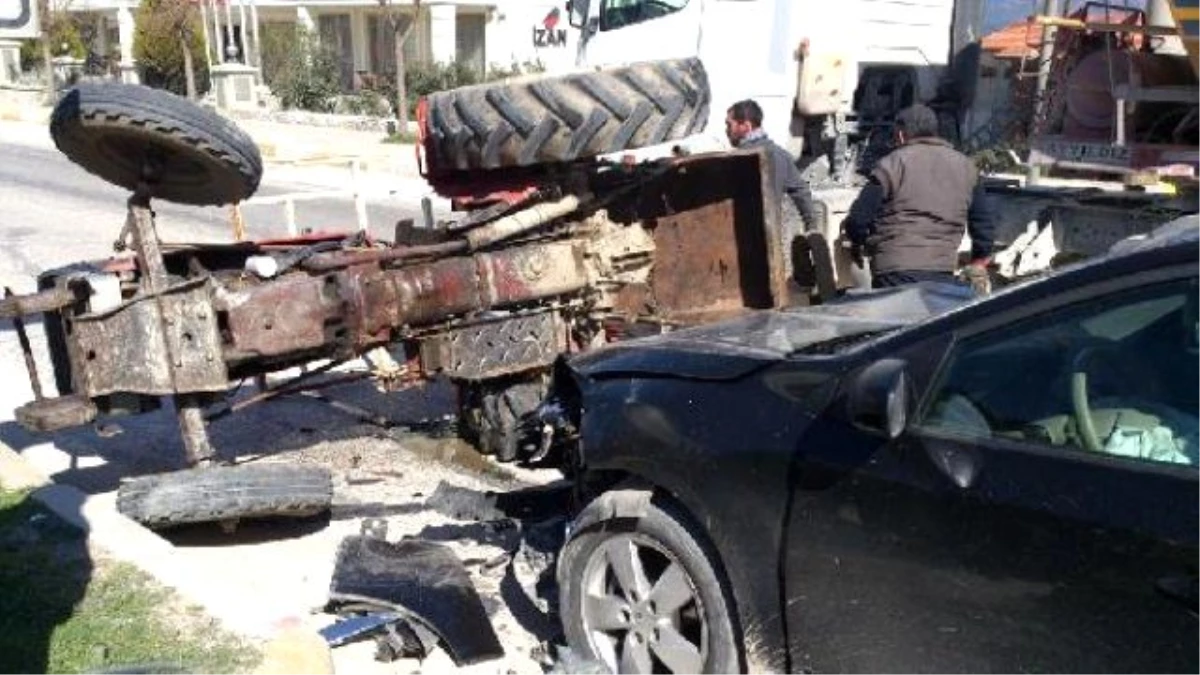 Otomobilin Çarptığı Traktörün Sürücüsü Ağır Yaralandı
