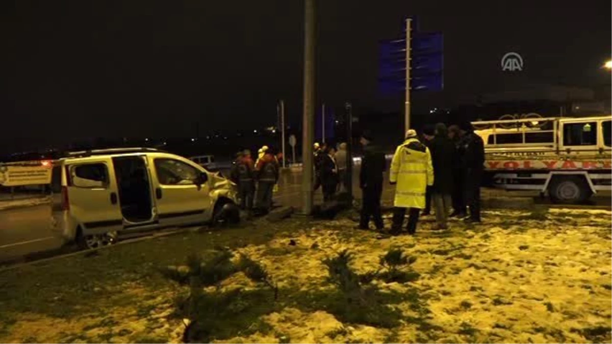 Samsun\'da Kamyonet ile Otomobil Çarpıştı: 1 Ölü, 2 Yaralı
