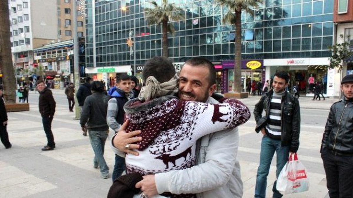 Sarılma Eylemine Akıl Sır Erdiremediler