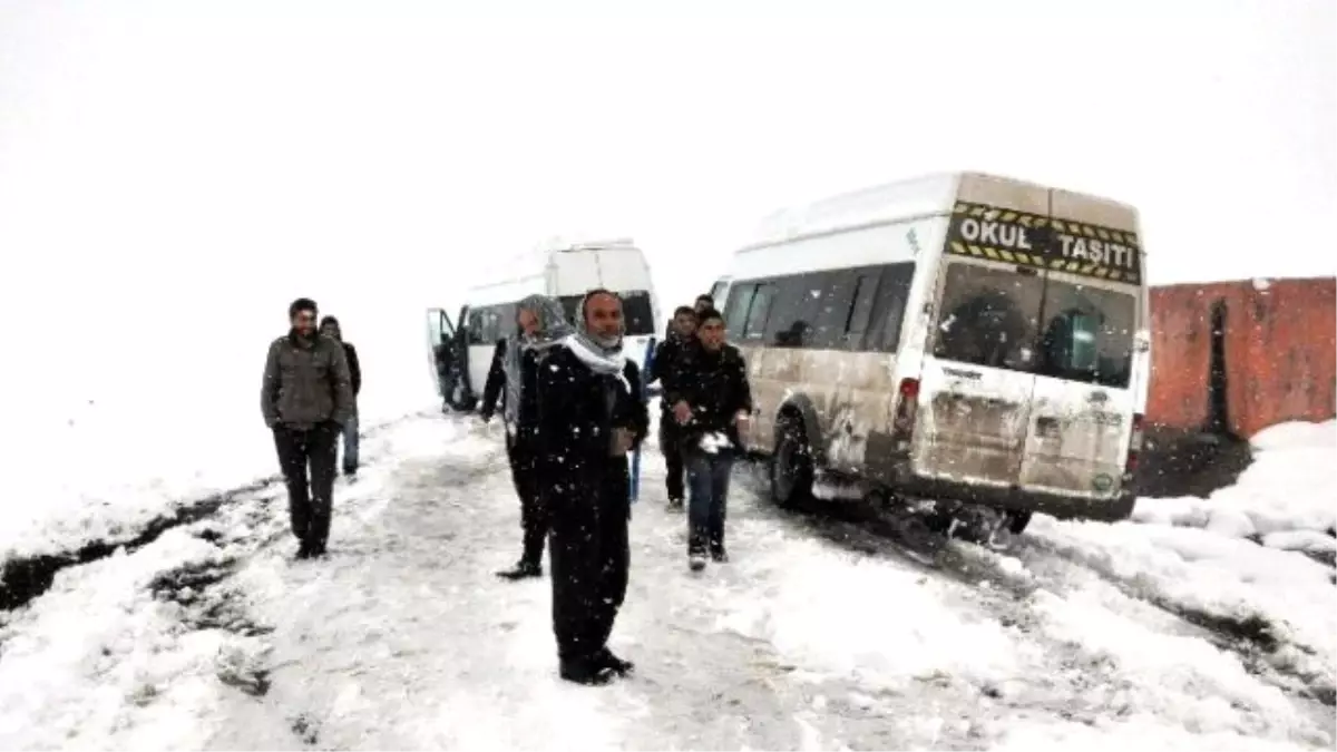 Siverek\'te Öğrenci Servisleri Karda Mahsur Kaldı