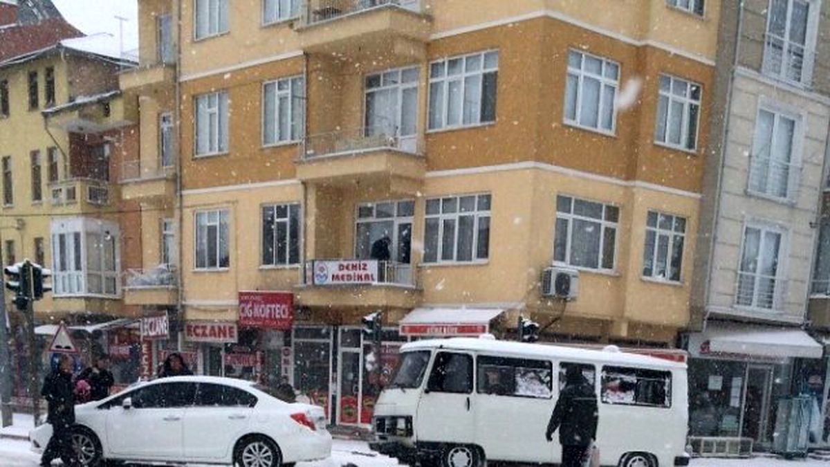 Tavşanlı\'da Otomobil ile Servis Aracı Çarpıştı