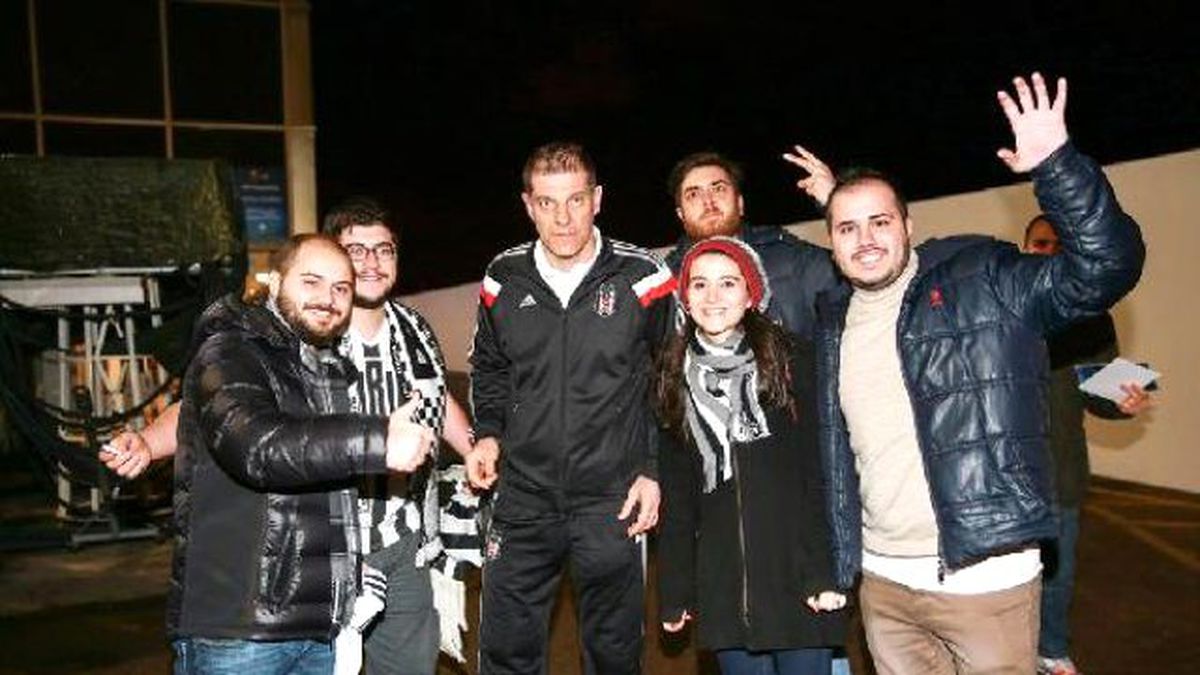 Vodafone Karakartal\'lılar Liverpool\'da Takımına Destek Oldu