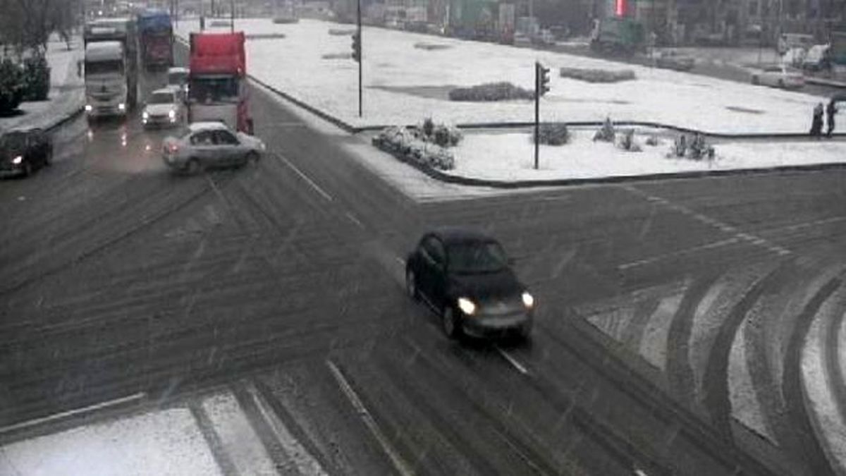 Yalova\'daki İlginç Kazalar Mobese Kameralarına Böyle Yansıdı