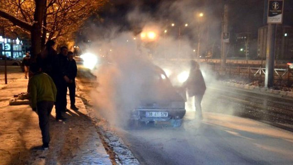 Yanan Otomobilini Kendisi Söndürdü