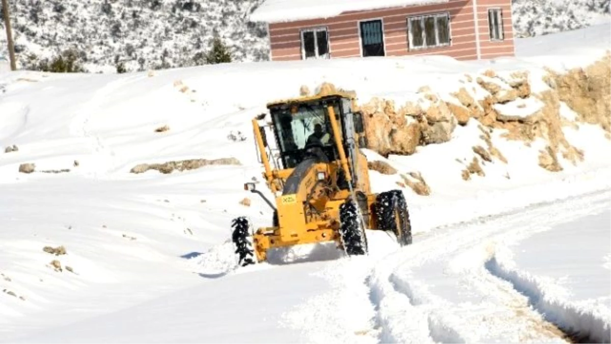 Yenişehir Ekipleri, Kardan Kapanan Yolları Açıyor