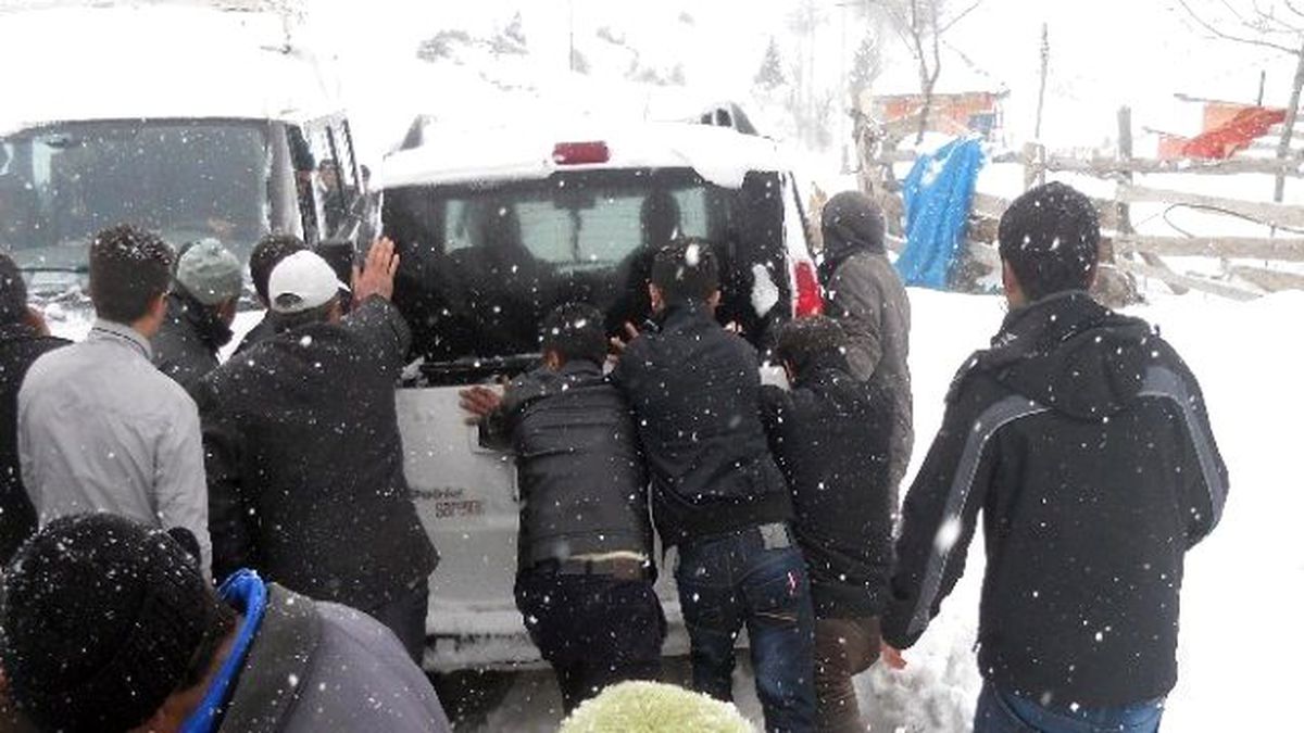 15 Dolmuş Yolcularıyla Birlikte Mahsur Kaldı