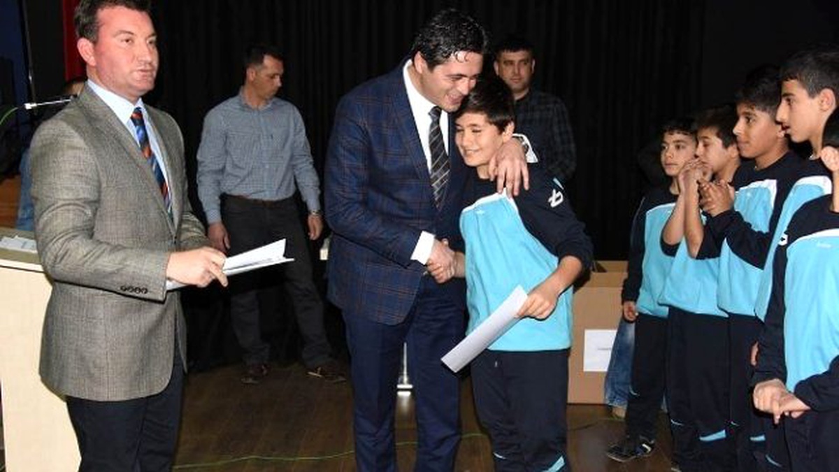 Aliağa\'da Minik Sporcular Ödüllerine Kavuştu