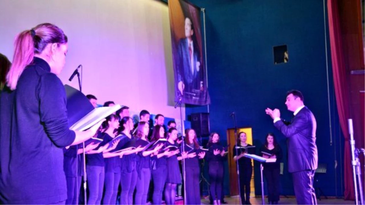 Batı ve Türk Ezgileri Konseri Sanatseverlerden Alkış Aldı