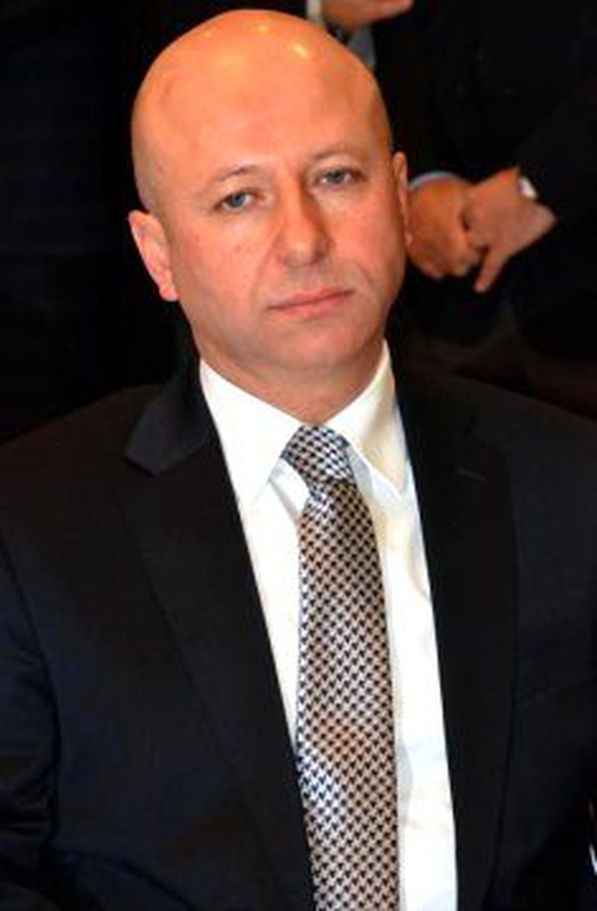 Belediye Başkanı Seçilirken İzdihamda Camlar Kırıldı