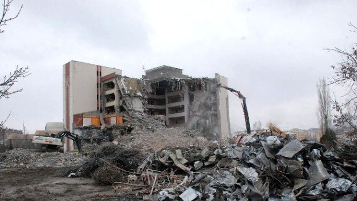 Büyük Tokat Oteli\'nde Yıkım Çalışması