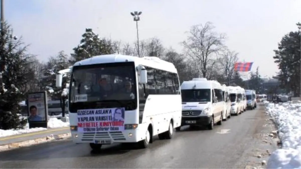 Düzce\'de Minibüs Şoförlerinden Özgecan İçin Siyah Kurdeleli Eylem