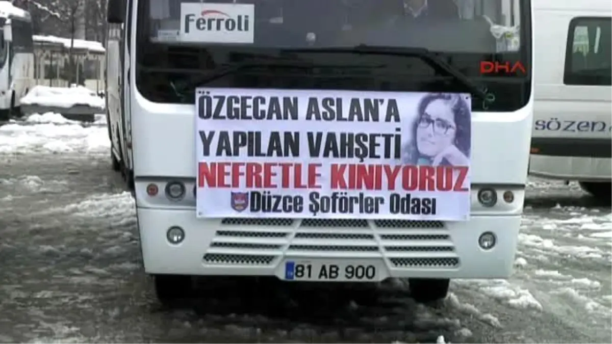 Düzce\'de Minibüs Şoförlerinden Özgecan İçin Siyah Kurdeleli Eylem