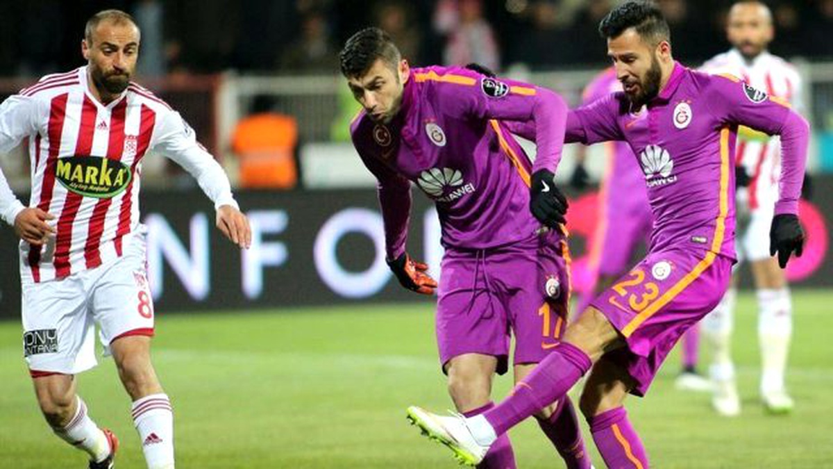 Galatasaraylı Burak Yılmaz Sivasspor Karşısında Sakatlanarak Oyunu Terketti
