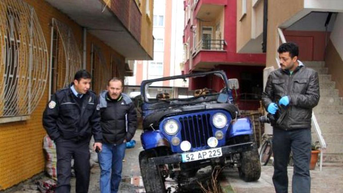 İki Apartman Arasındaki Cipte Yangın Korkuttu