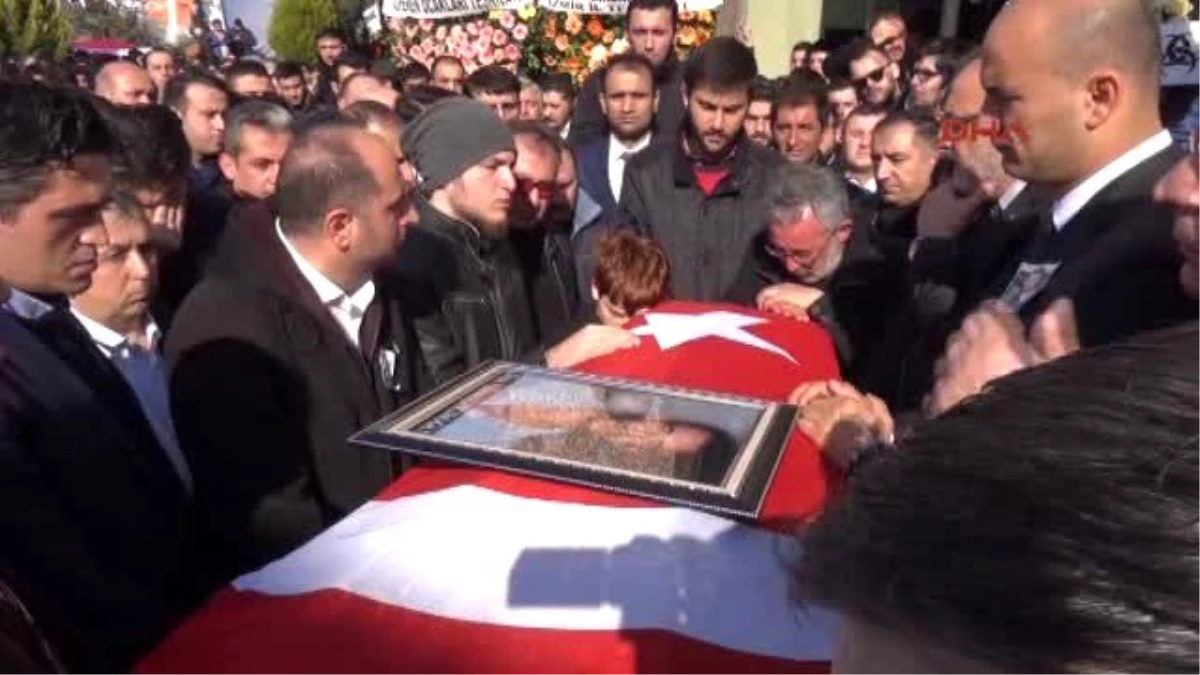 İzmir - Ege Üniversitesi\'ndeki Olaylarda Hayatını Kaybeden Öğrenci İçin Cenaze Töreni Düzenlendi
