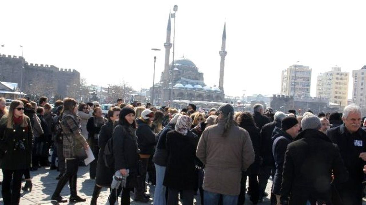 Kadın Platformu Üyeleri Özgecan Aslan İçin Toplandı