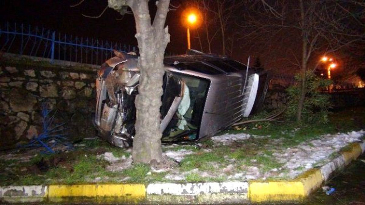 Kontrolden Çıkan Araç Caminin Bahçesine Uçtu: 2 Yaralı