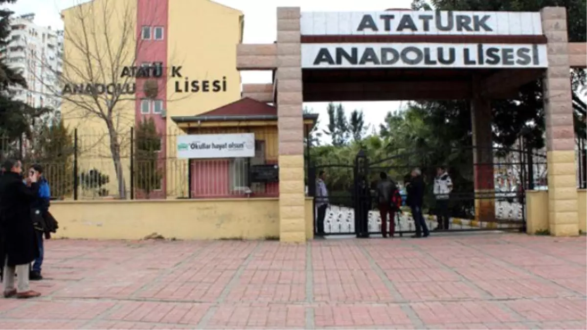 Lisede "Kısa Etek Timi" Kuran Müdür Yardımcısı Görevden Alındı