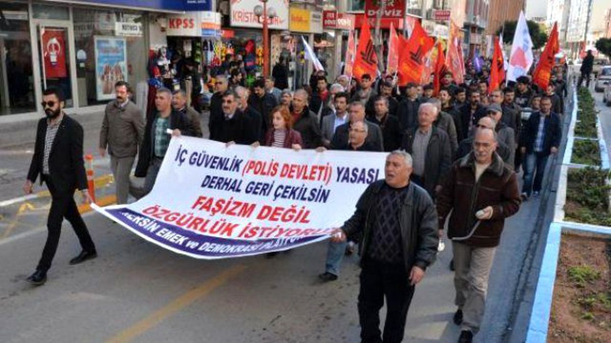 Mersin\'de Emekçiler, İç Güvenlik Paketi\'ni Protesto Yürüdü