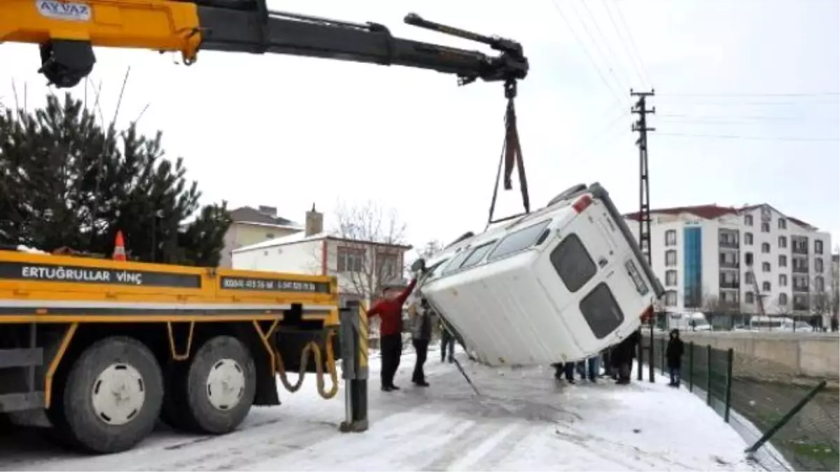 Minibüs Dereye Uçtu: 2 Yaralı