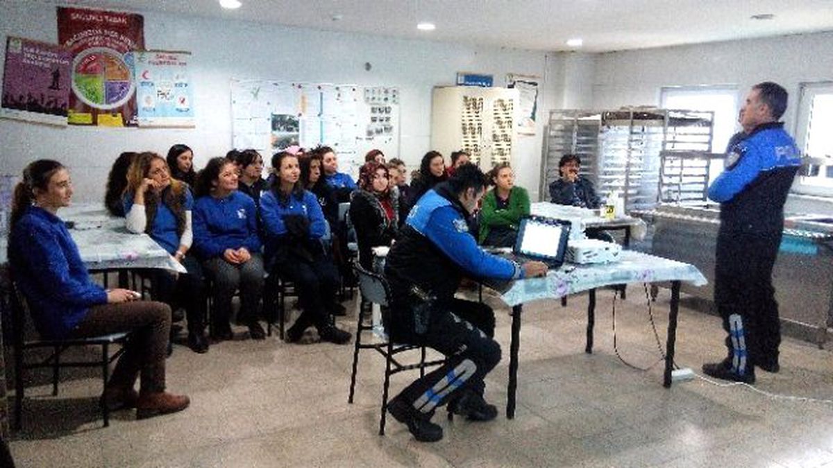 Polisten Fabrika İşçilerine Seminer
