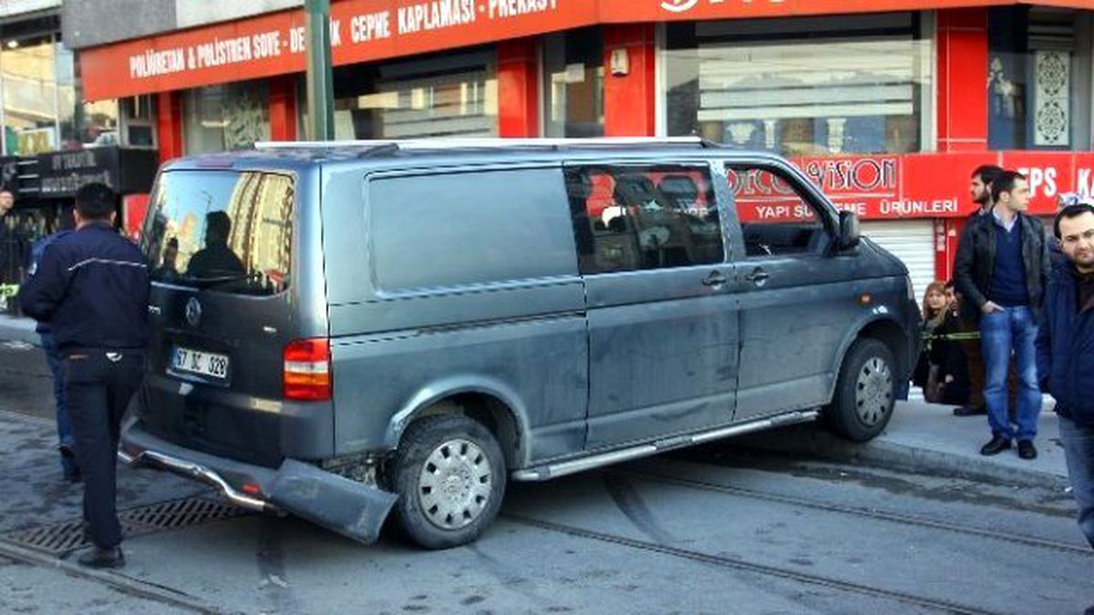 Tramvay Yoluna Giren Minibüs Dehşet Saçtı